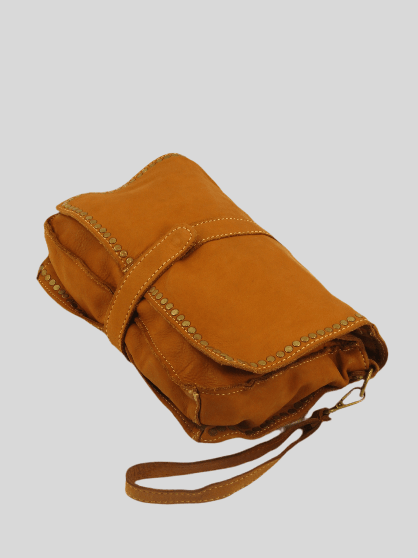 Borsa tracolla e a mano in pelle morbida decorata con borchie Giorgia-Mahzel