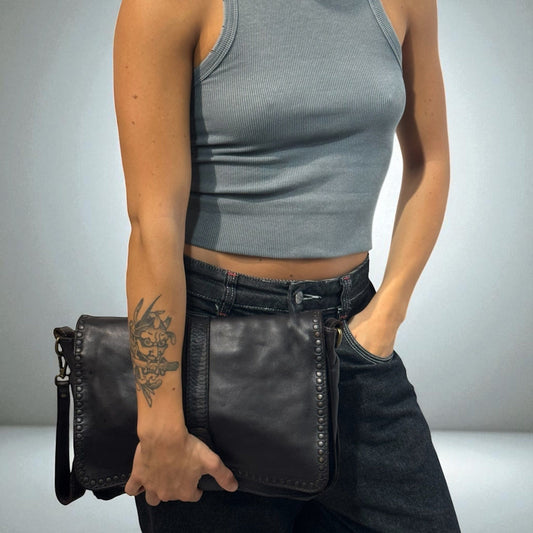 Borsa tracolla e a mano in pelle morbida decorata con borchie Giorgia-Mahzel