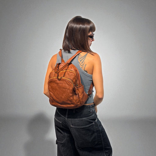 Zainetto in pelle morbida tinta in capo effetto vintage con tasca frontale -Mahzel