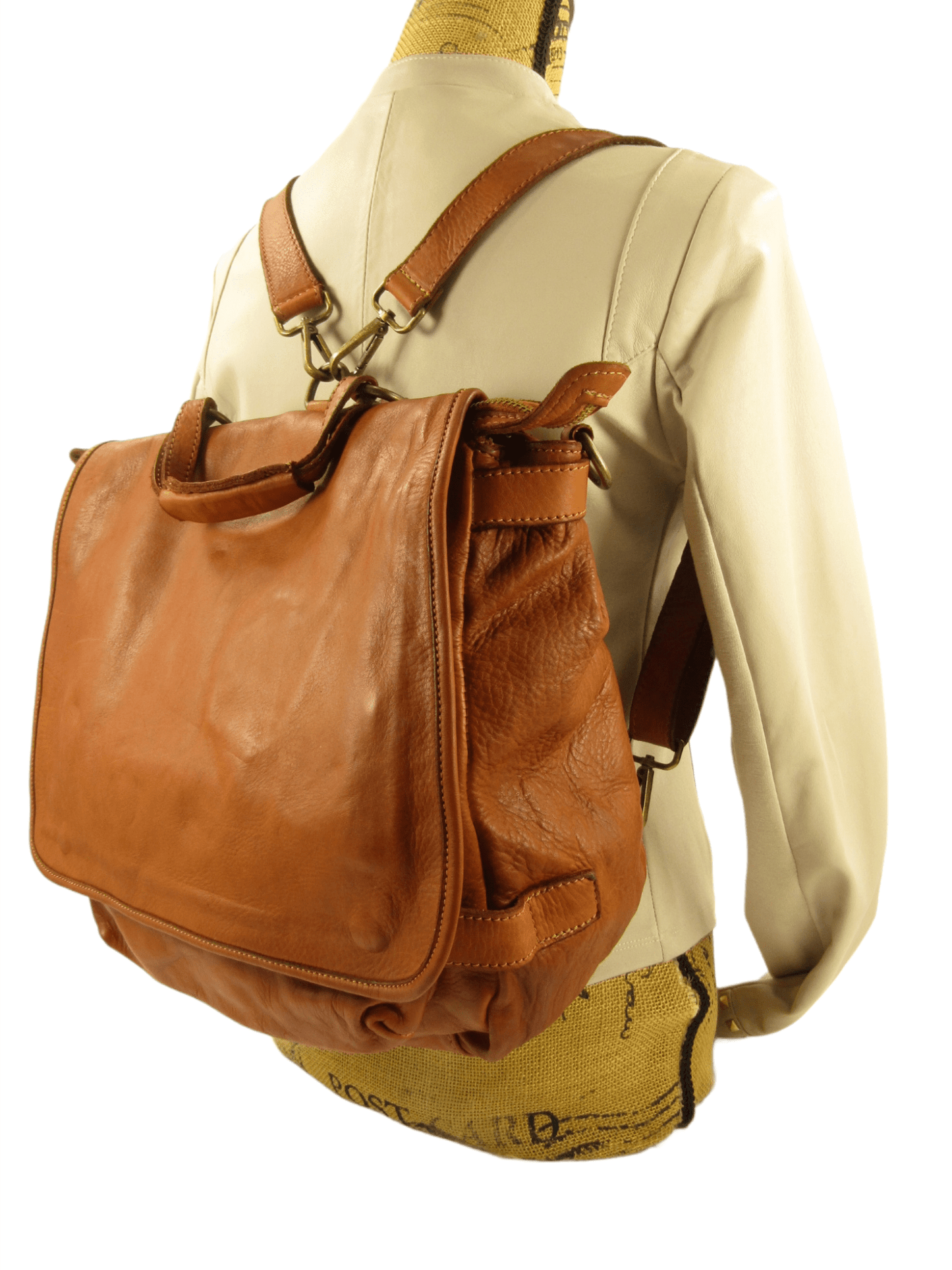 Borsa multifunzione Atena, costruita con pelle di alta qualità tinta in capo, indossata, colore marrone, si porta a mano, a zaino, a spallo o tracolla, accessoriata da molte tasche