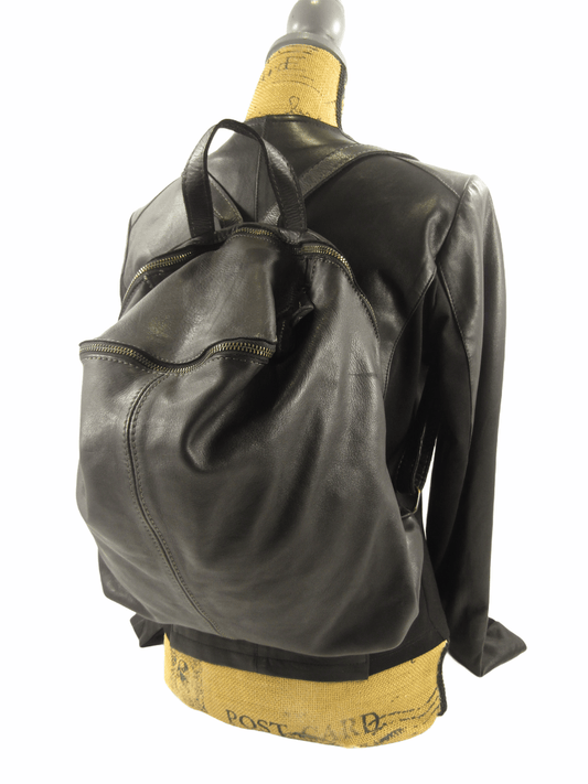 Zaino in versa pelle tinta in capo, chiusura con doppia zip, tasca esterna, interno rivestito ed accessoriato, comodo, leggero e capiente, colre nero