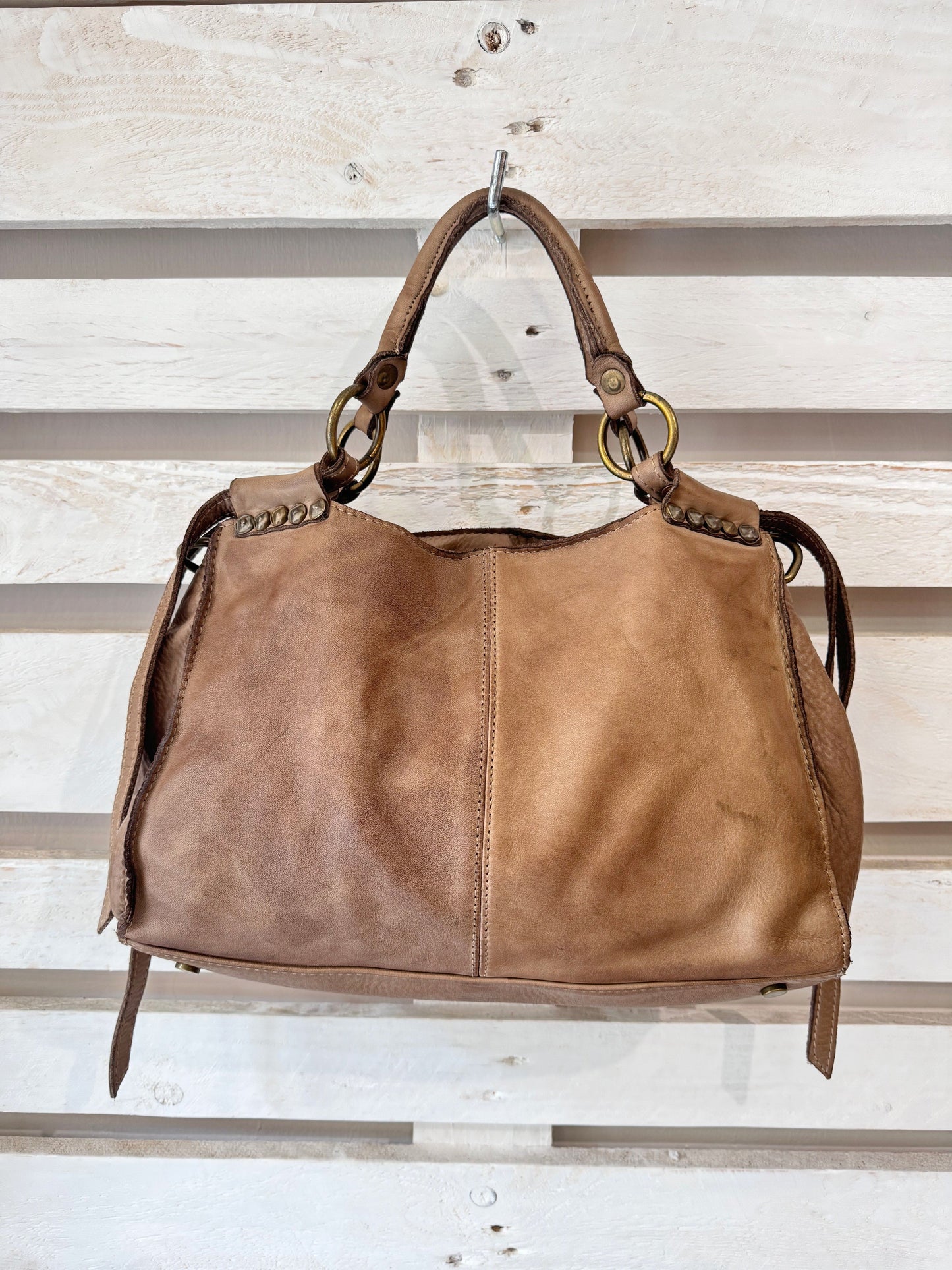 Bauletto in pelle decorato con laccetti e borchie - Mahzel