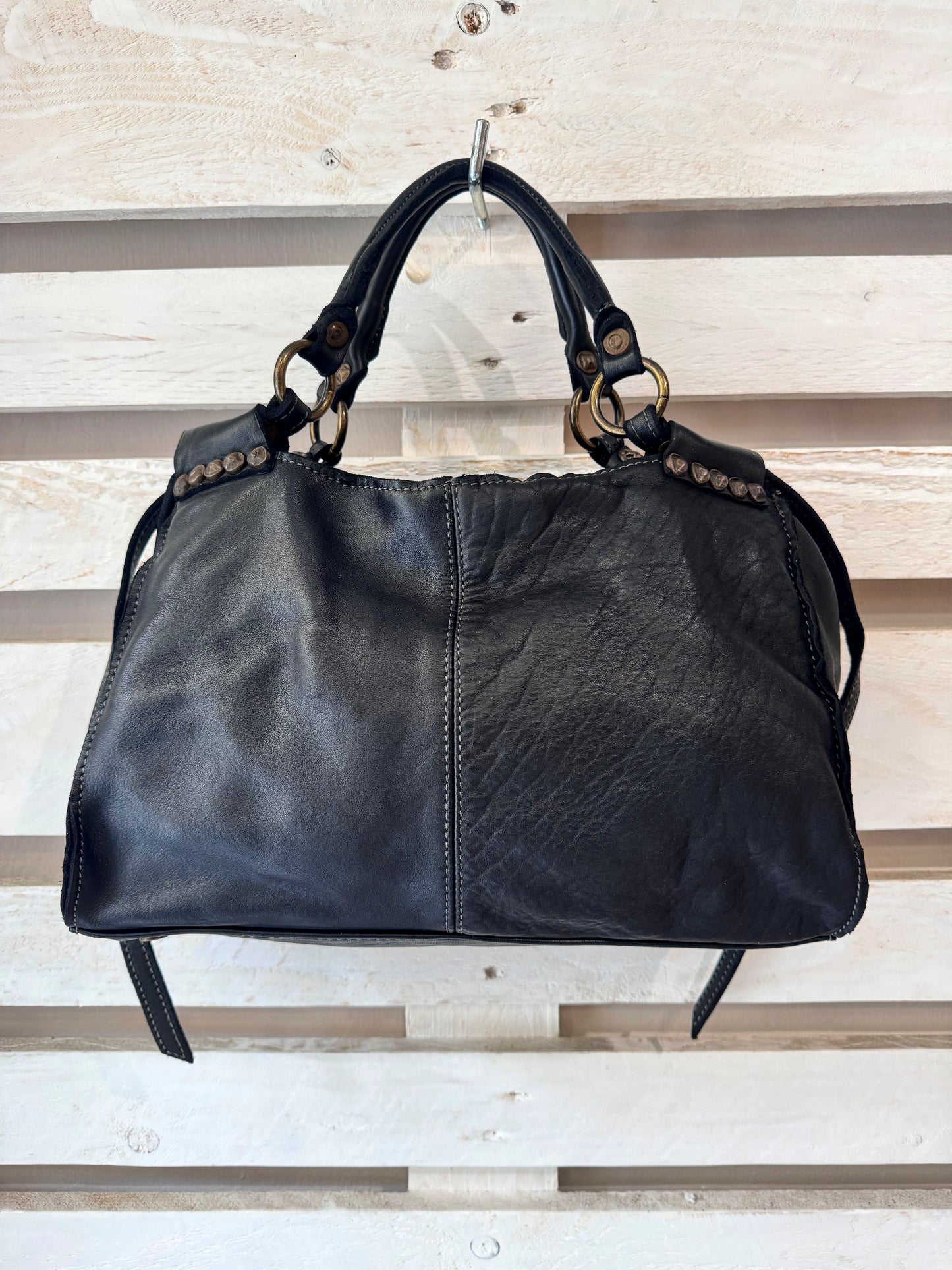 Bauletto in pelle decorato con laccetti e borchie - Mahzel