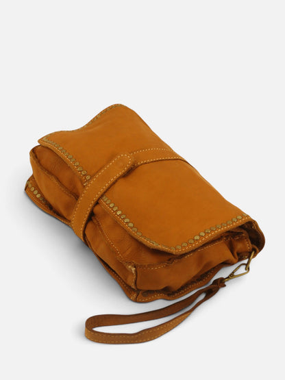 Borsa tracolla e a mano in pelle morbida decorata con borchie Giorgia-Mahzel