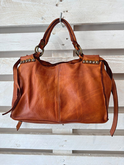Bauletto in pelle decorato con laccetti e borchie - Mahzel