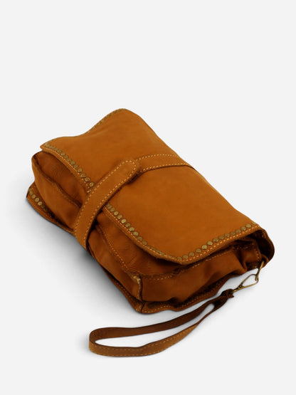 Borsa tracolla e a mano in pelle morbida decorata con borchie Giorgia-Mahzel