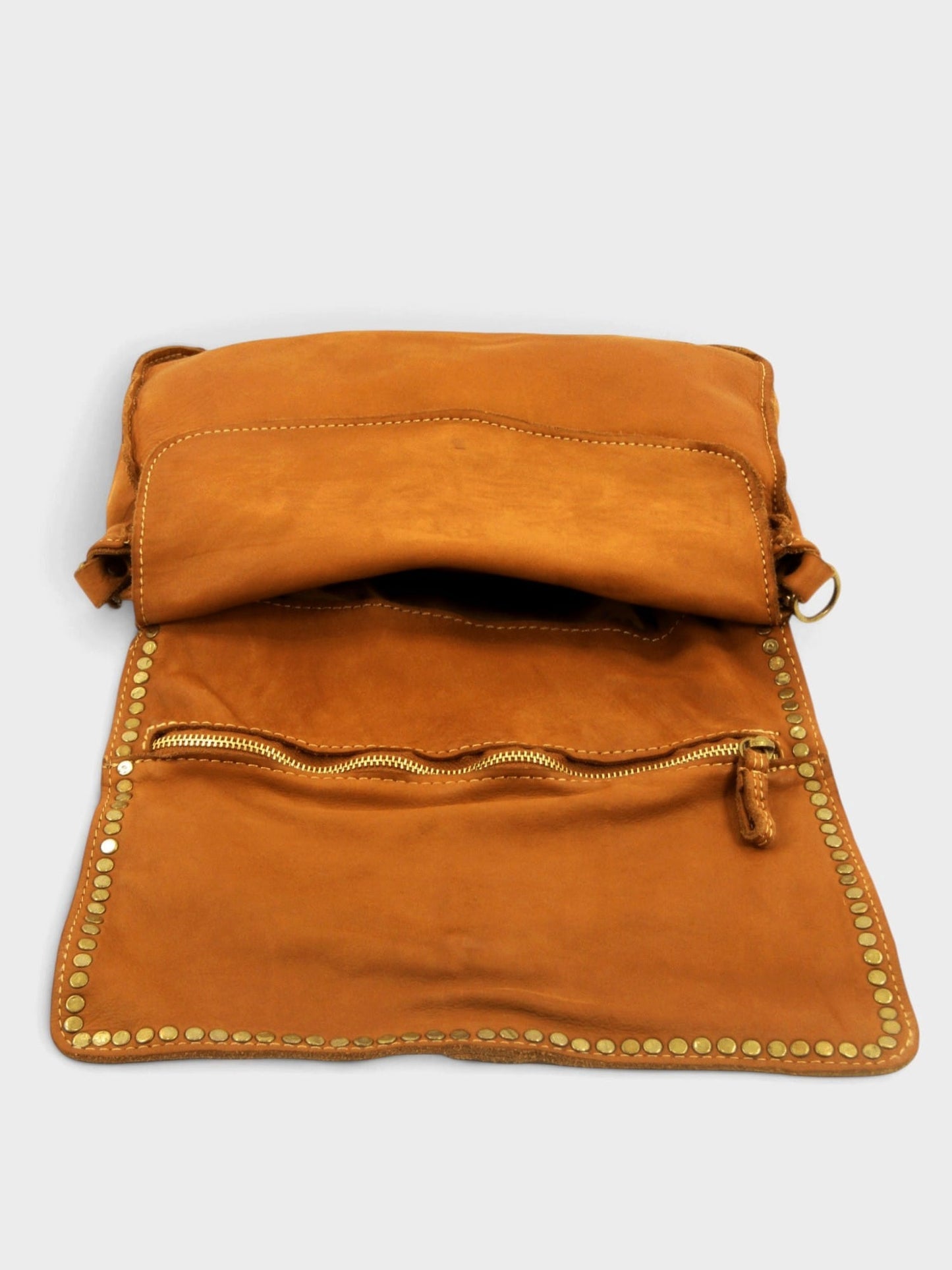 Borsa tracolla e a mano in pelle morbida decorata con borchie Giorgia-Mahzel