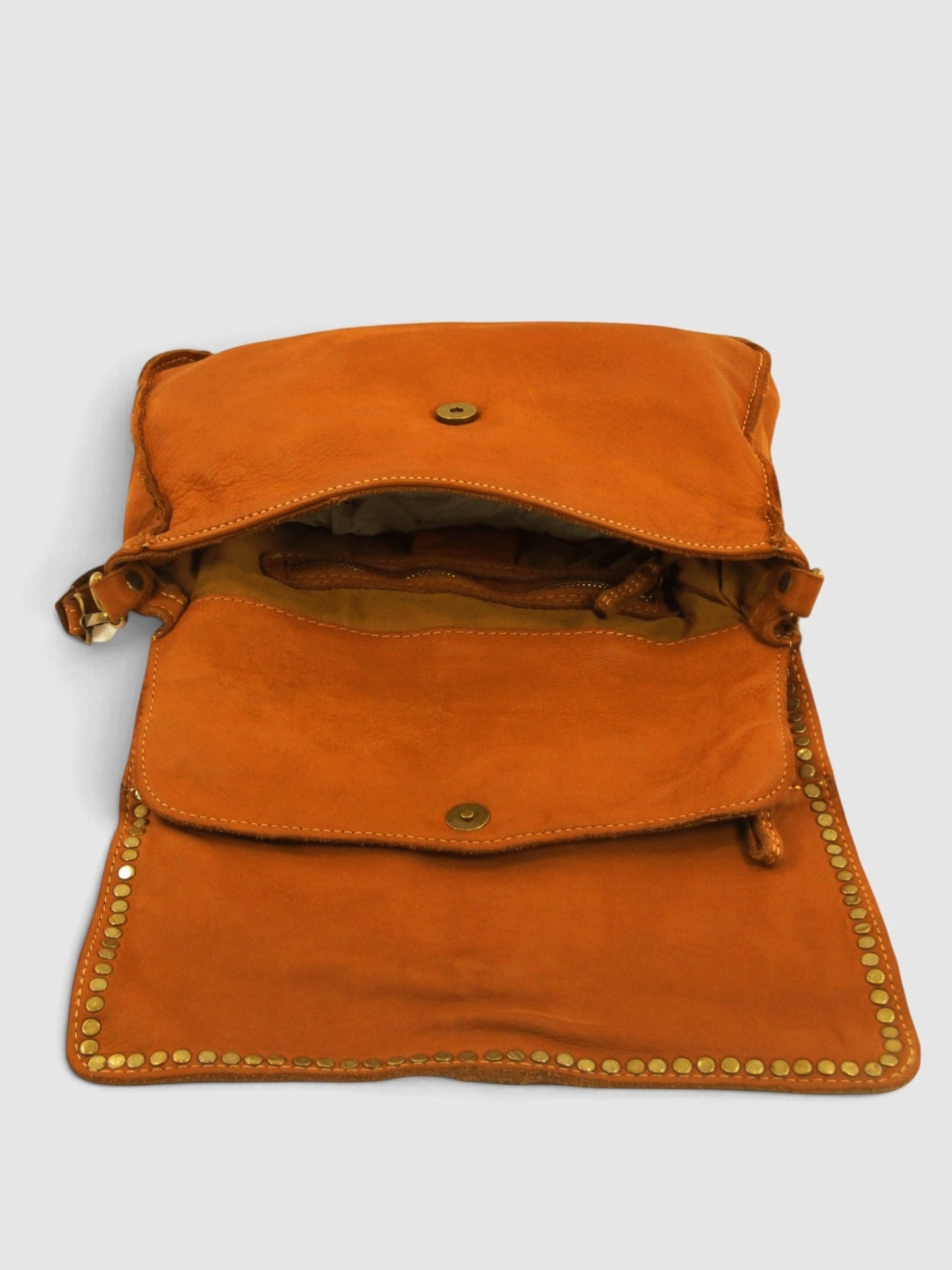 Borsa tracolla e a mano in pelle morbida decorata con borchie Giorgia-Mahzel