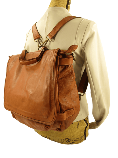Borsa multifunzione Atena, costruita con pelle di alta qualità tinta in capo, indossata, colore marrone, si porta a mano, a zaino, a spallo o tracolla, accessoriata da molte tasche