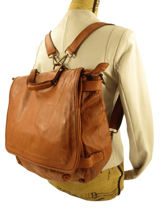 Borsa multifunzione Atena, costruita con pelle di alta qualità tinta in capo, indossata, colore marrone, si porta a mano, a zaino, a spallo o tracolla, accessoriata da molte tasche