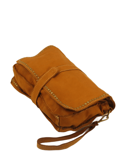 giorgia, borsa a mano e tracolla in morbida pelle tinta in capo, chiusura con pattina fermata da clip magnetica, tracolla in pelle regolabile e rimovibile, laccetto da polso rimovibili, interno accessoriato da tasche 
