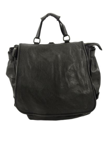 Borsa multifunzione Atena, costruita con pelle di alta qualità tinta in capo, indossata, colore marrone, si porta a mano, a zaino, a spallo o tracolla, accessoriata da molte tasche colore nero