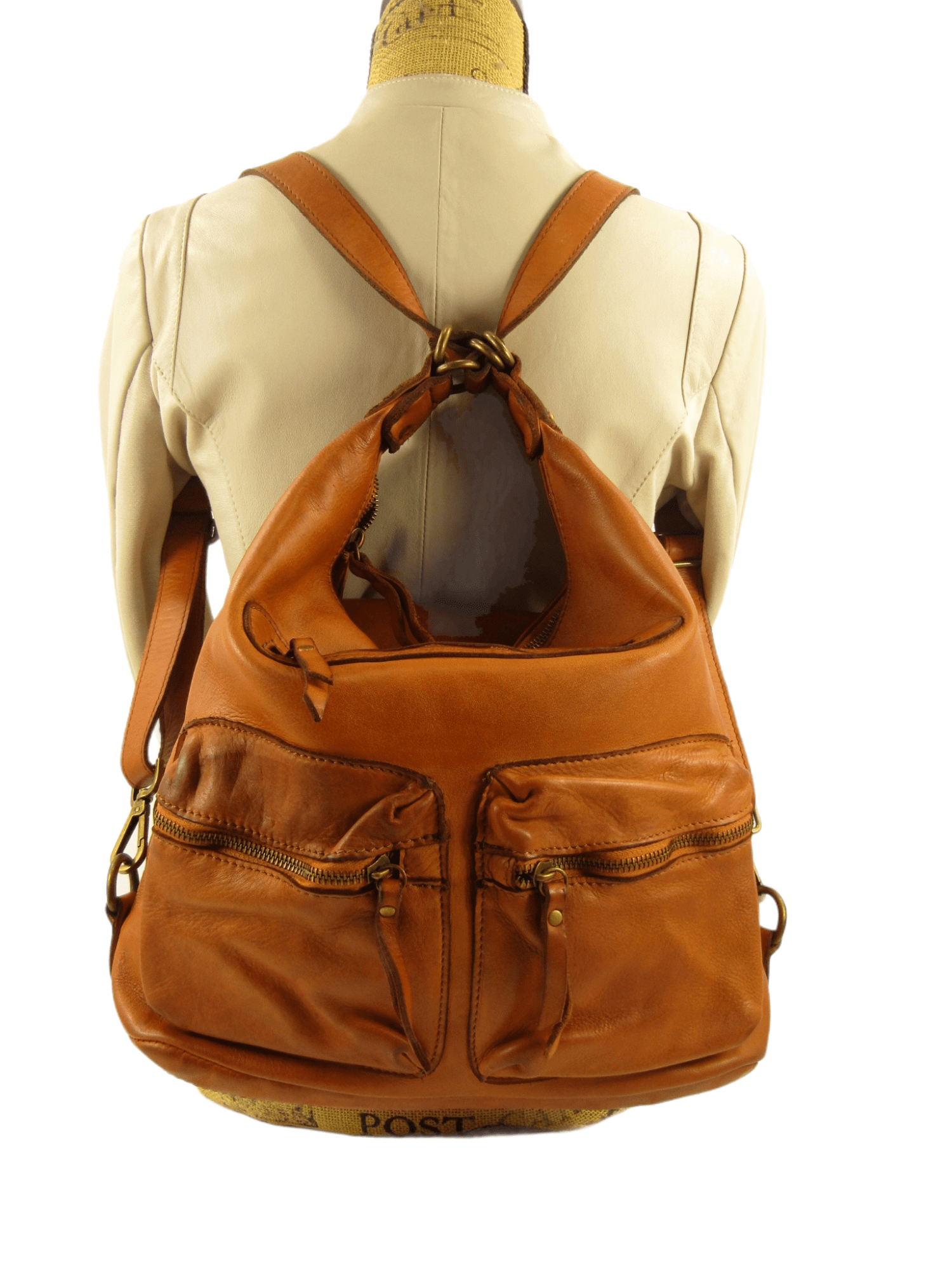 borsa a spalla e zaino in vera pelle, indossata, marrone