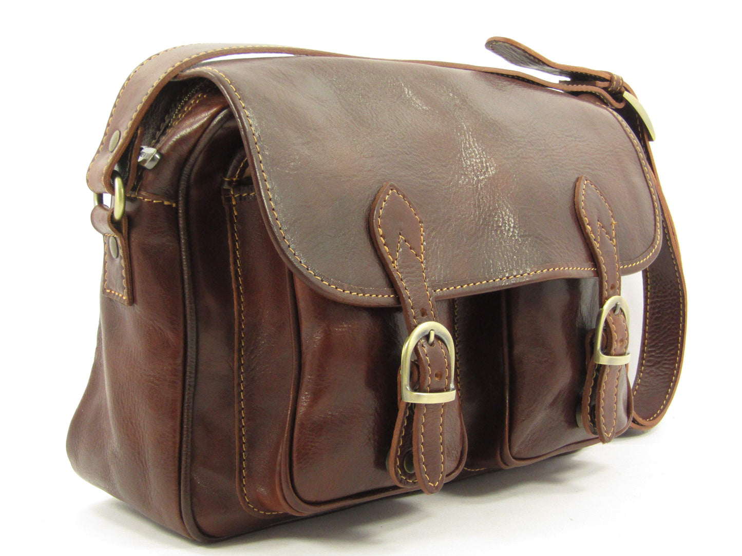 messenger in cuoio conciato al vegetale lavorazione artigianale in toscana nello storico distretto del cuoio toscano costruita con cuoio primo fiore tamponato a mano chiusura con zip tasche esterne tracolla larga mahzel orse