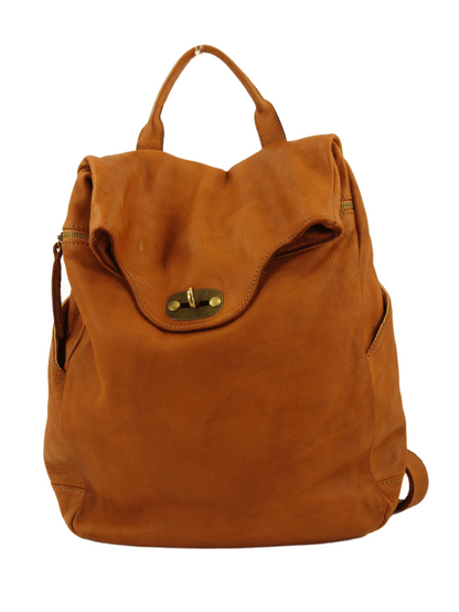 Zaino in pelle morbida tinto in capo effetto vintage costruito con pellami di alta qualità in maniera artigianale in toscana tasche laterali aperte due scomparti rivestiti uno chiuso da zip e l'altro chiuso da meccanismo ad incastro interno accessoriato colore marrone 
